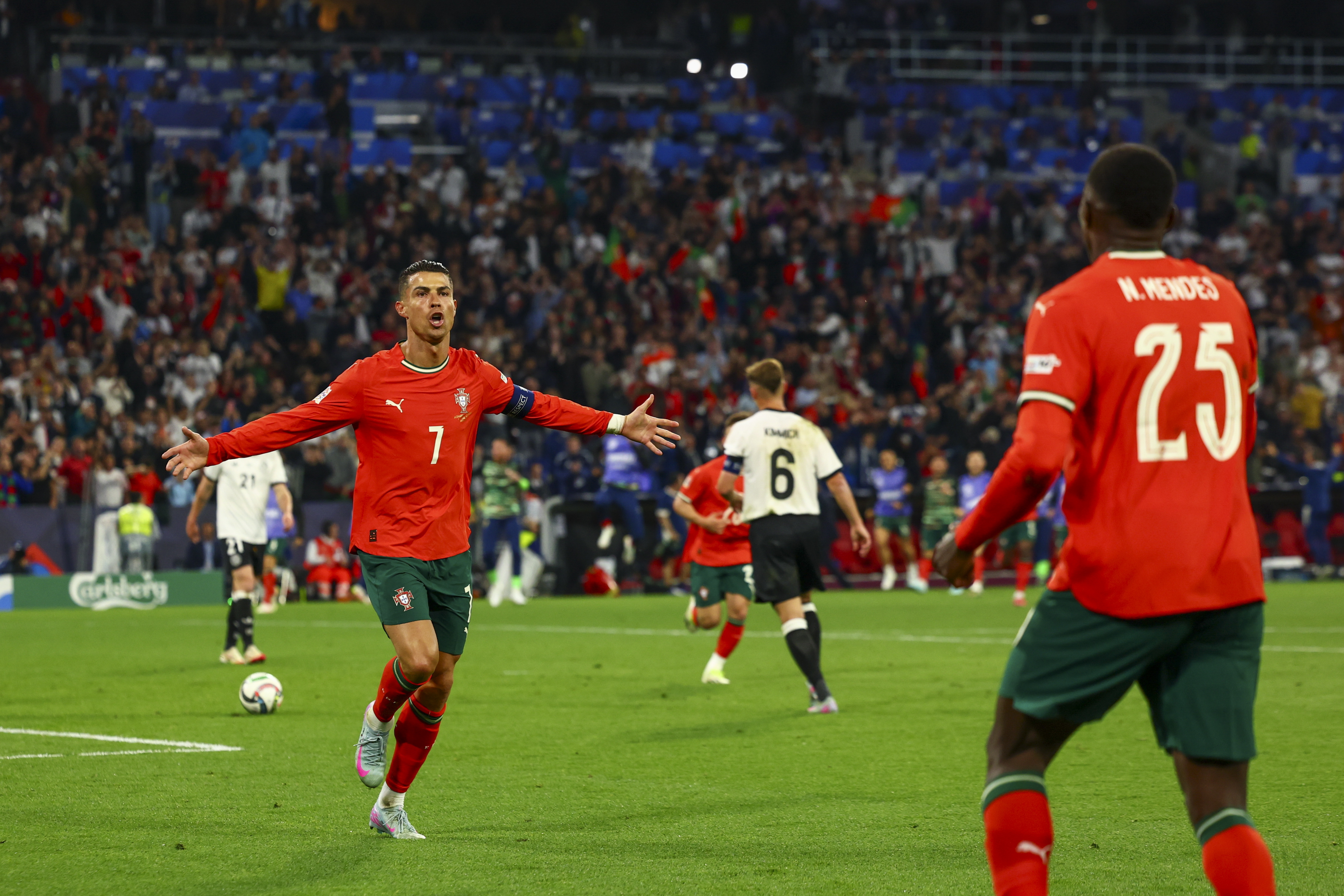 欧国联比赛场上一幕幕令人震撼的瞬间