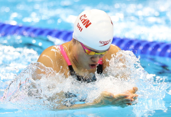 非洲女子游泳选手突破自我夺金 非洲女子游泳选手突破自我夺金