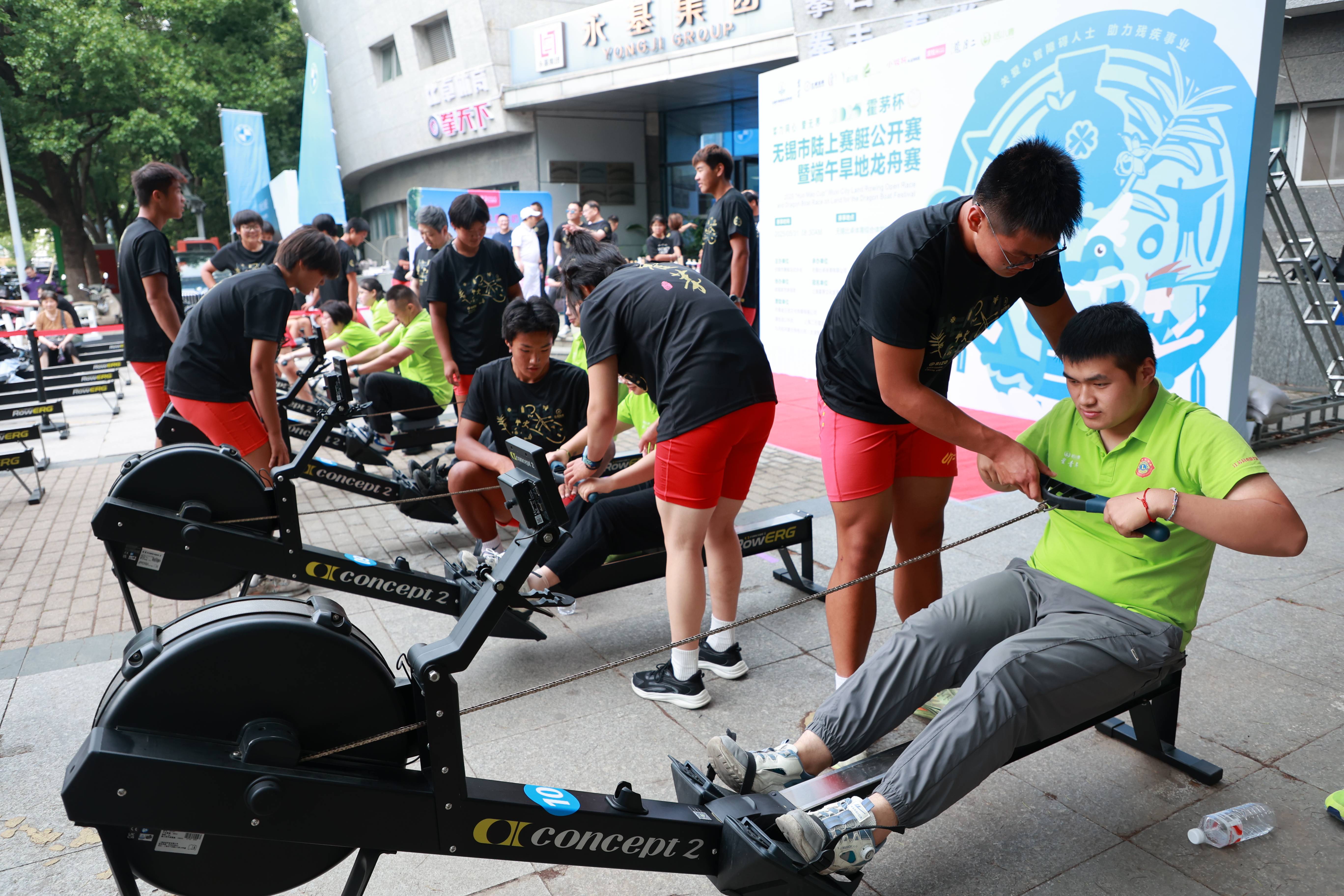 全力以赴，选手奋力拼搏争夺头名的简单介绍