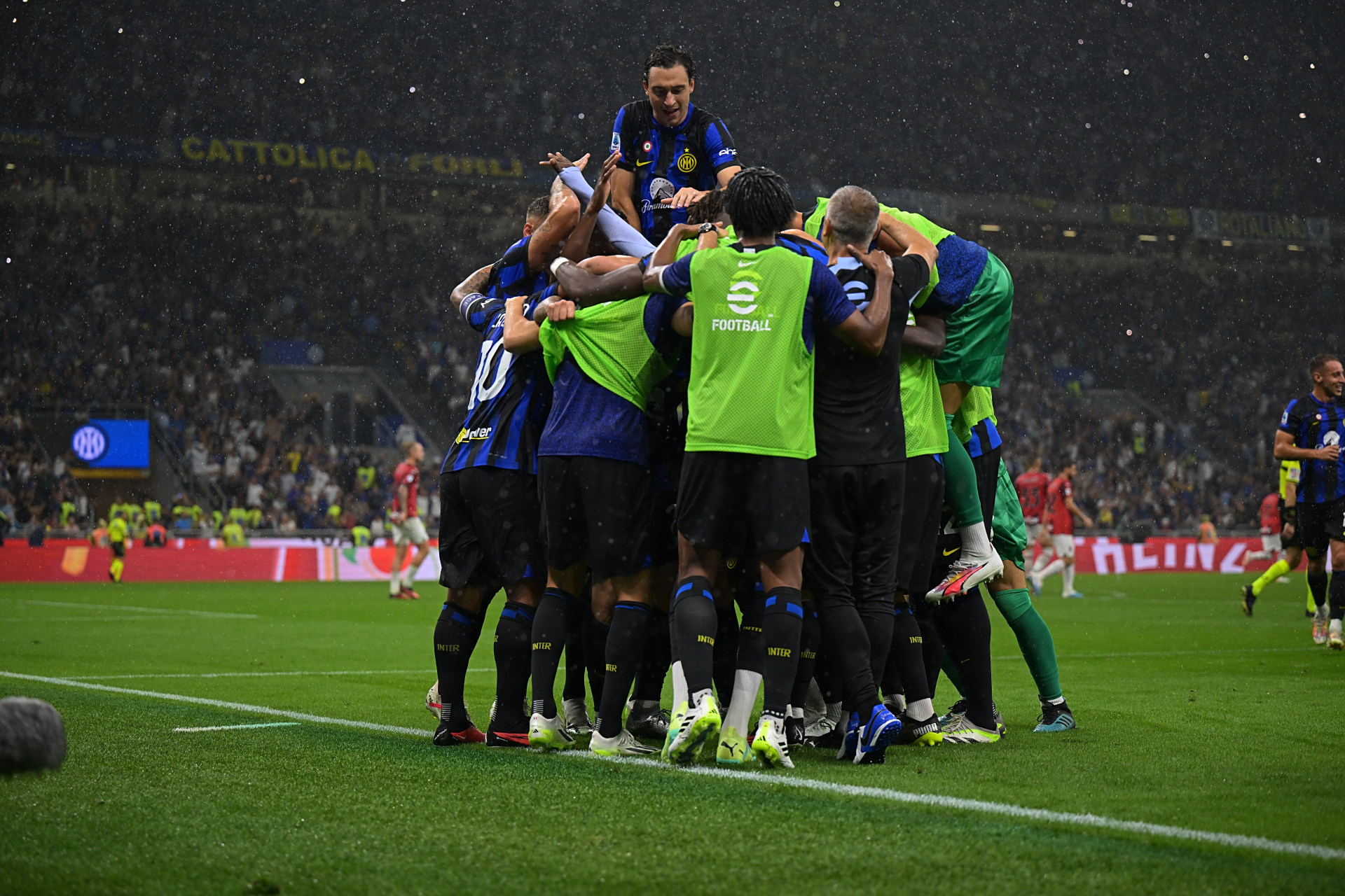 国际米兰客场大胜AC米兰，稳坐积分榜榜首的简单介绍