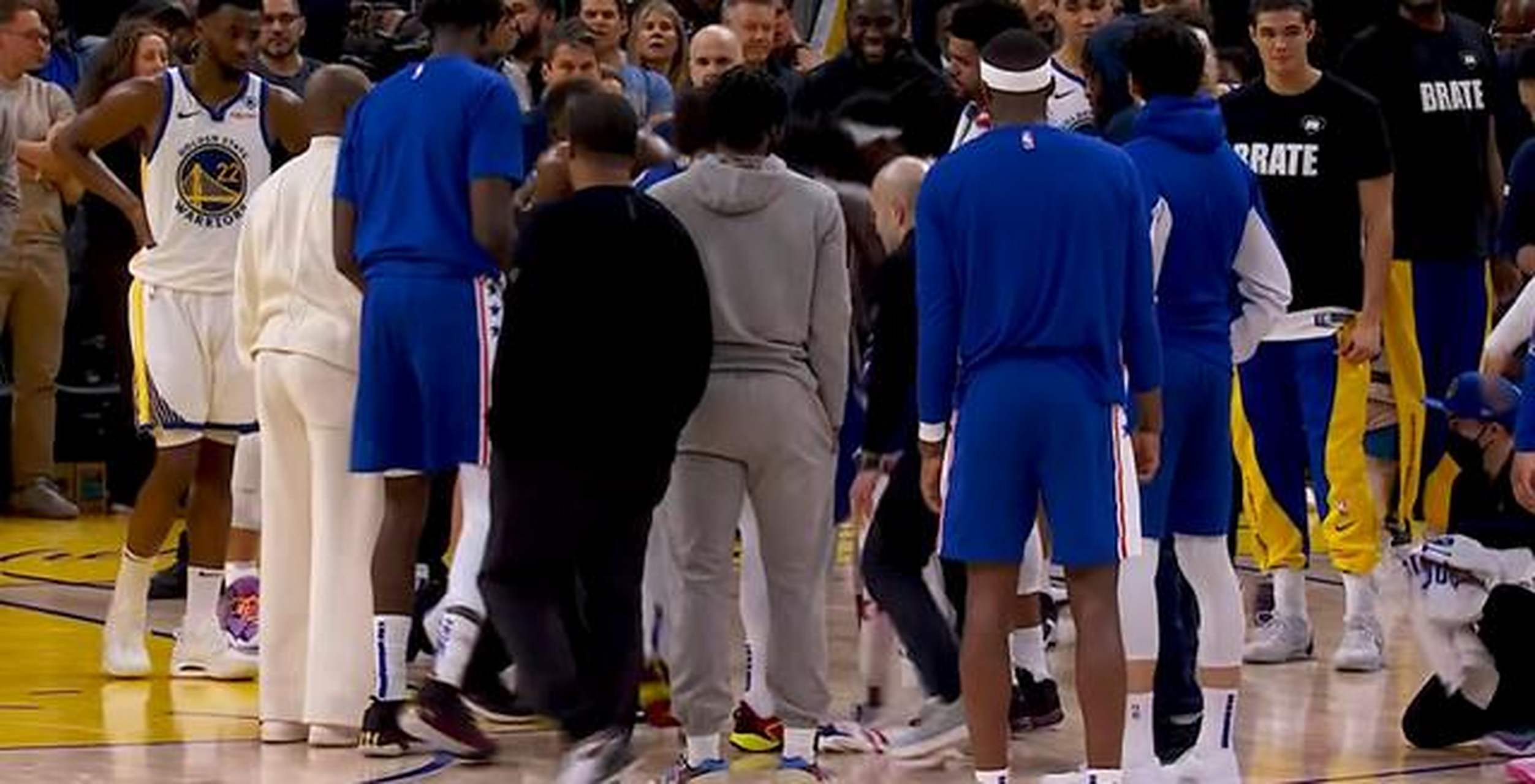 76人遭遇惨败,连续三场失利 76人遭遇惨败,连续三场失利