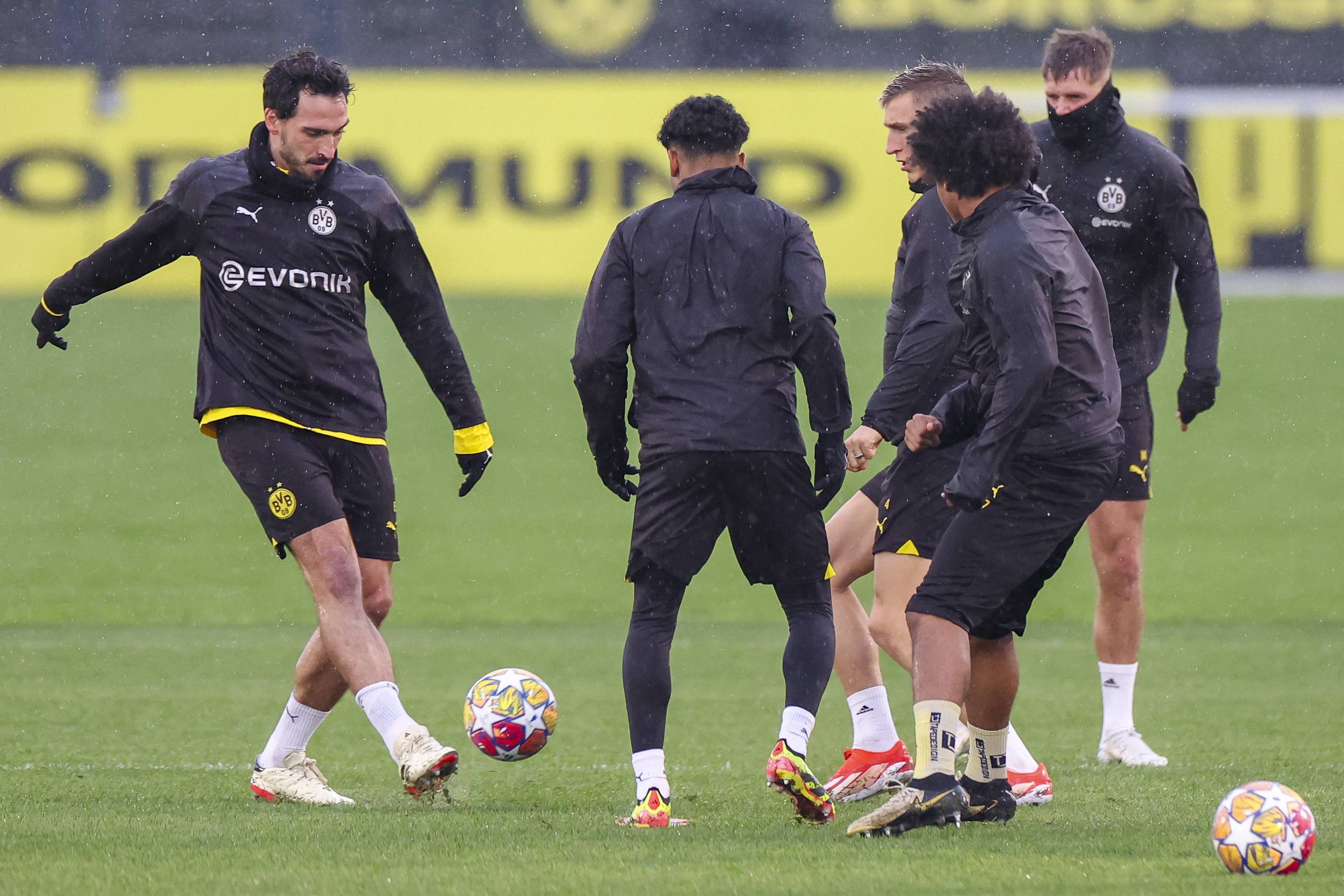 多特蒙德一线队训练热身,全员保持高集中力的简单介绍 多特蒙德一线队训练热身,全员保持高集中力的简单介绍